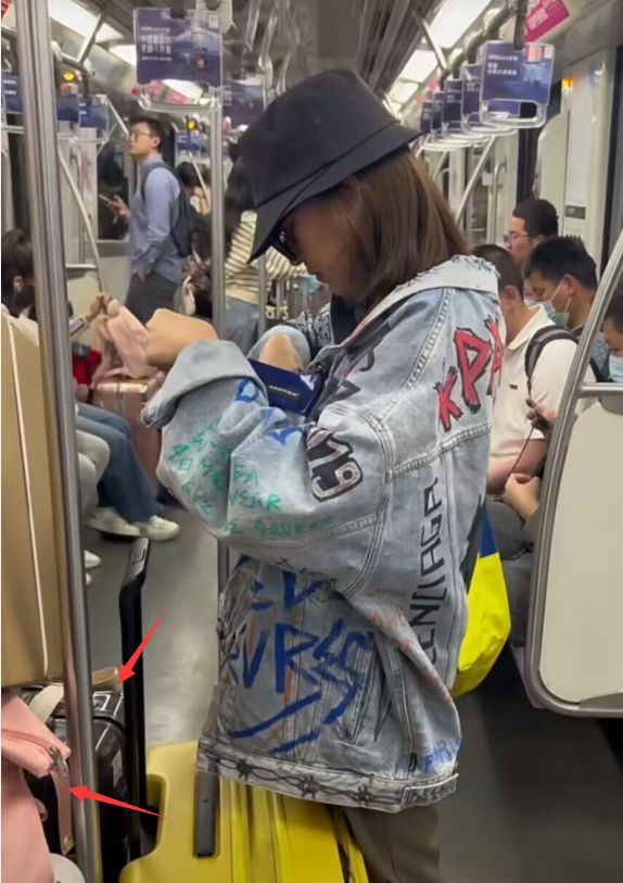 叶振棠|陈意涵乘坐地铁被偶遇，全程站着接地气，未戴口罩无人认出