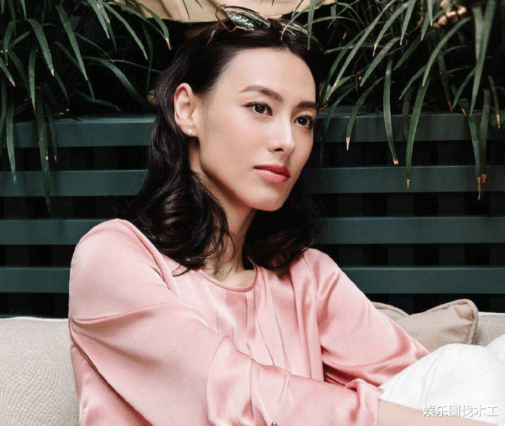 终于熬出头了!梁洛施被曝四胎后首露面,晒钻戒意将成为女主人