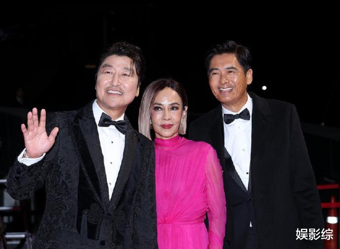 韩国釜山国际电影节，周润发携妻子亮相，走红毯一瘸一拐