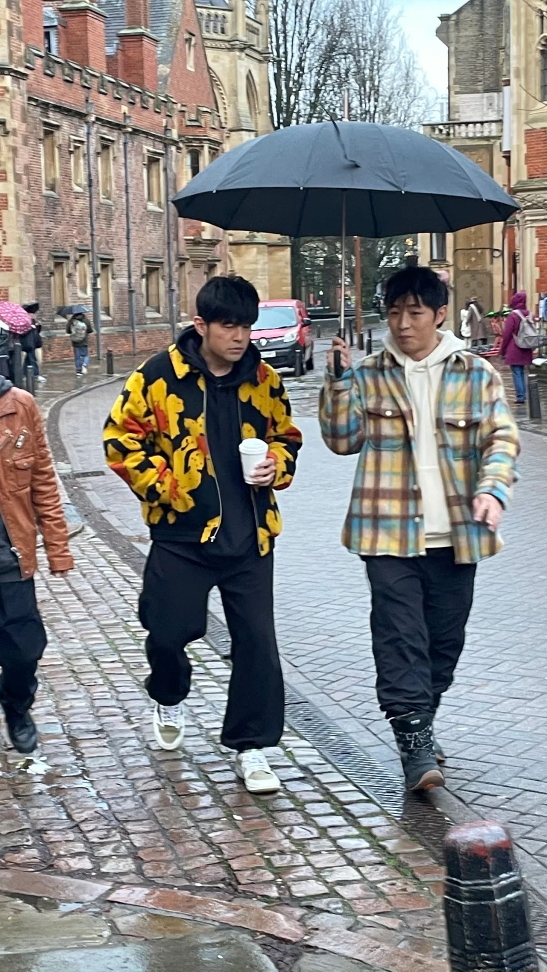 周杰伦剑桥被偶遇!外形臃肿皮肤下垂,曝其戴假发,太厚重被吐槽