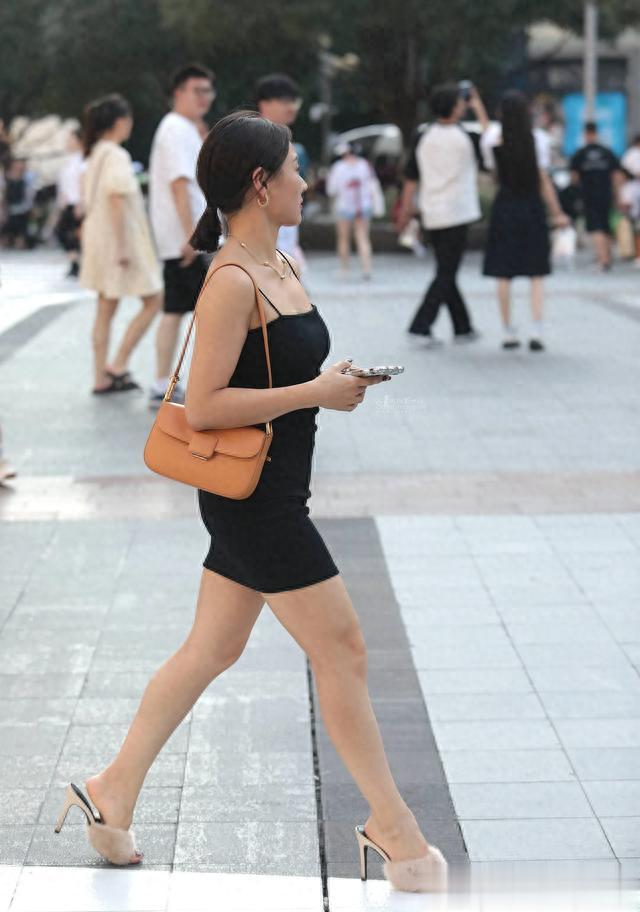 S形身材的美女让人看了又看