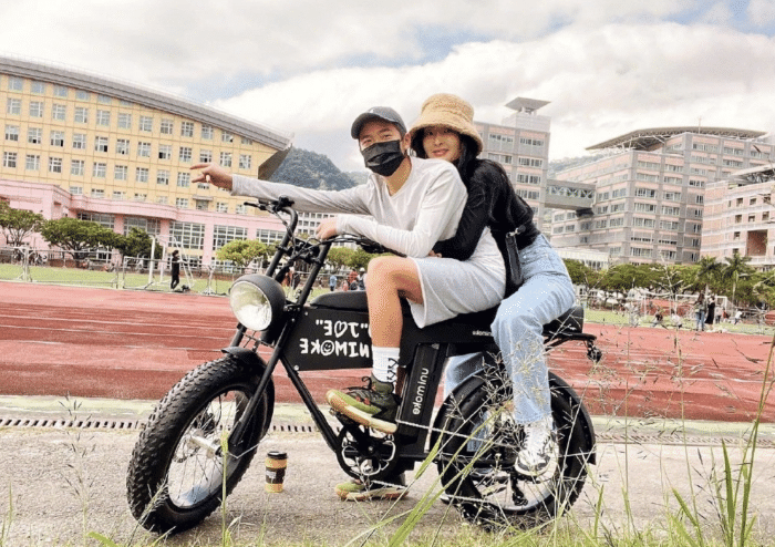 grace|曹格前妻晒母女约会照,12岁Grace戴大耳环做美甲,和妈妈像同龄人