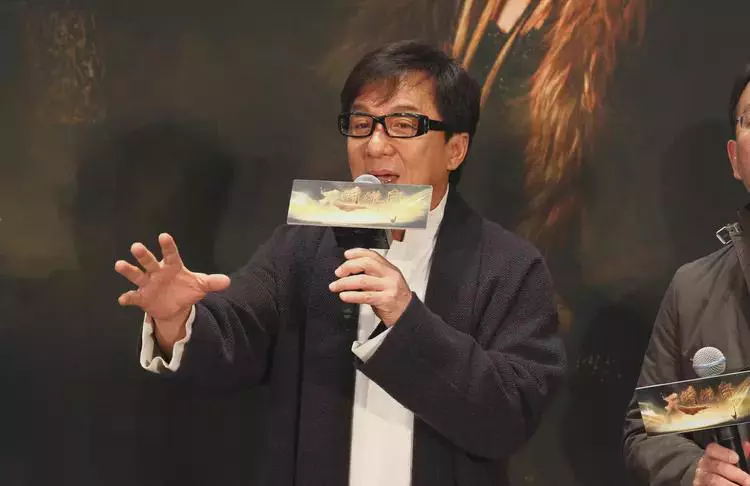 成龙|68岁成龙现身少林寺,走路踉跄直不起腰老了很多,双手握手很谦卑