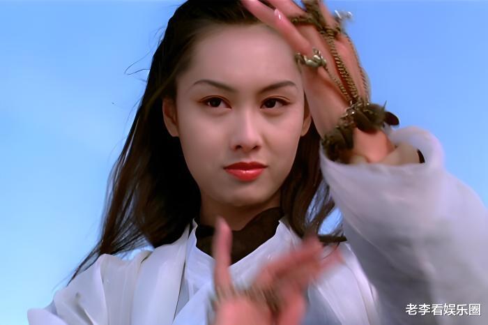 52岁的朱茵住村屋,开破车,网友建议来内地定居,享受高质量生活