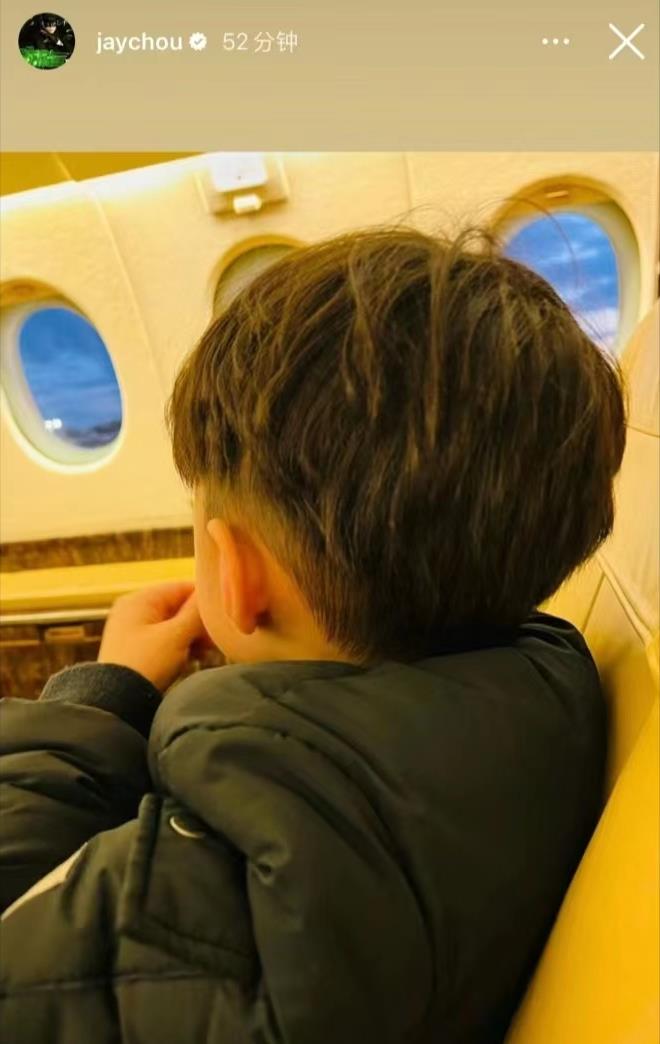 周杰伦携全家飞呼和浩特,私人飞机内部曝光,大女儿背影神似昆凌