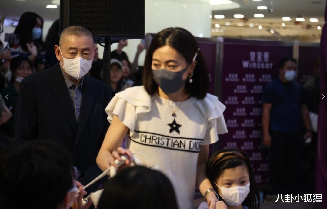 甘比|刘銮雄与太太甘比久违合体现身,陪大女儿刘秀桦追星,神色显疲惫