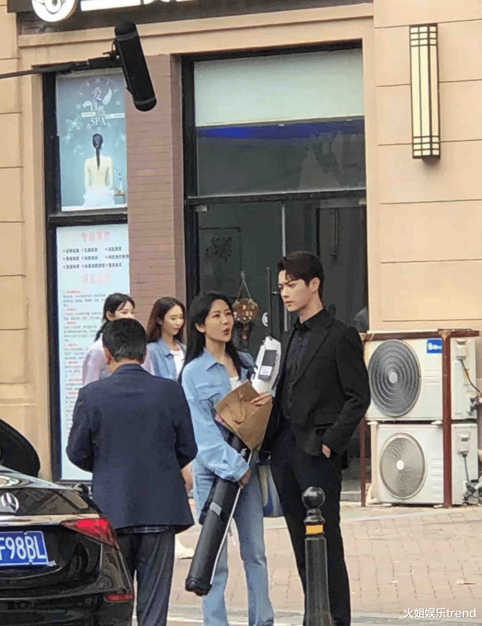 杨紫上海外滩拍戏，身材瘦削颜值下降，男主许凯身材吸睛