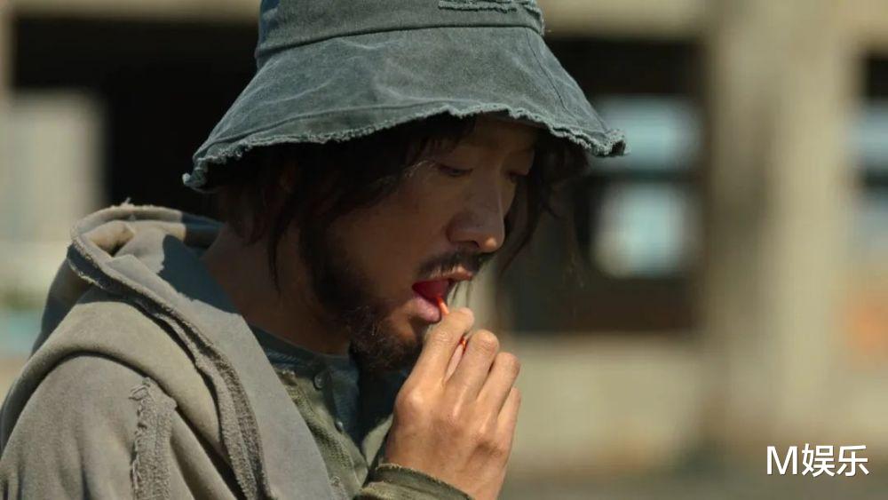 刚红就飘!《狂飙》知名男演员随地大小便被拍,网友:还没出戏呢