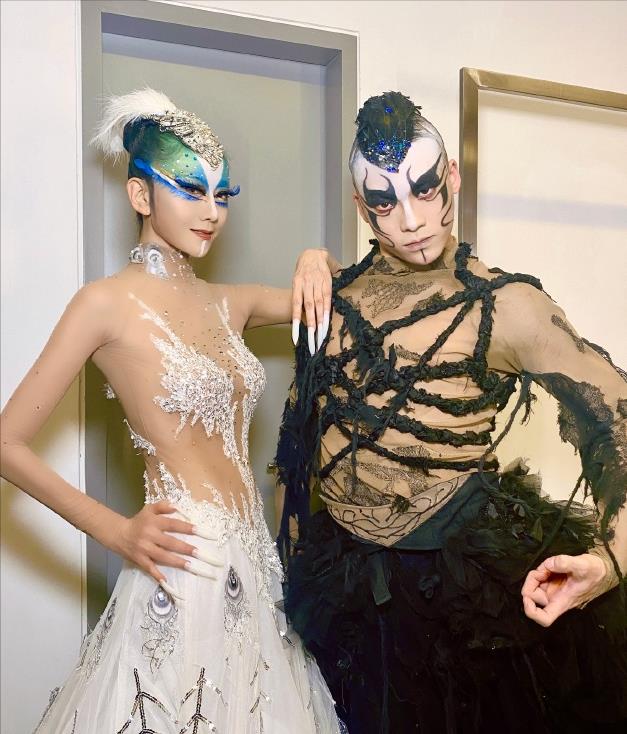 孔雀舞|杨丽萍孔雀舞被质疑少儿不宜,男舞者太暴露,男女抱一起画面不雅