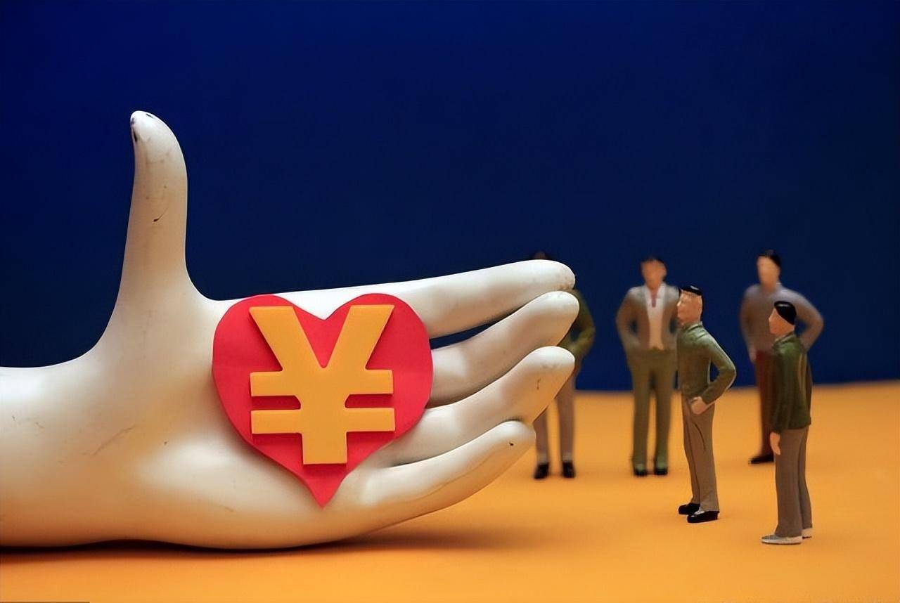 领导借我2万,直到退休也没还,我结婚时收到红包,愣在风中