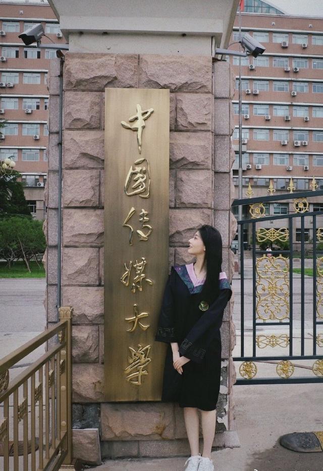 选美|白岩松师妹、选美冠军杨诗尹晒海岛游玩照，黑色短裙展现大长美腿