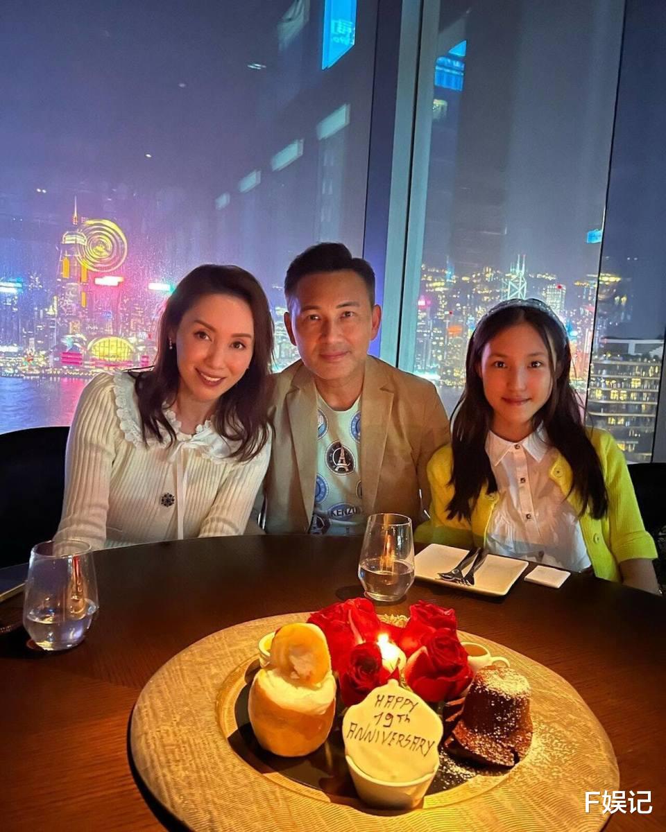 郭可盈林文龙为了让女儿学跳舞一起去外国 与女儿拿6位数名包逛街