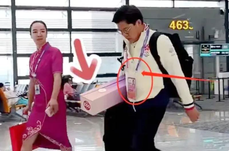 郭晶晶霍启刚夫妇现身韩国,两人排队购买机票,穿衣朴实非常低调