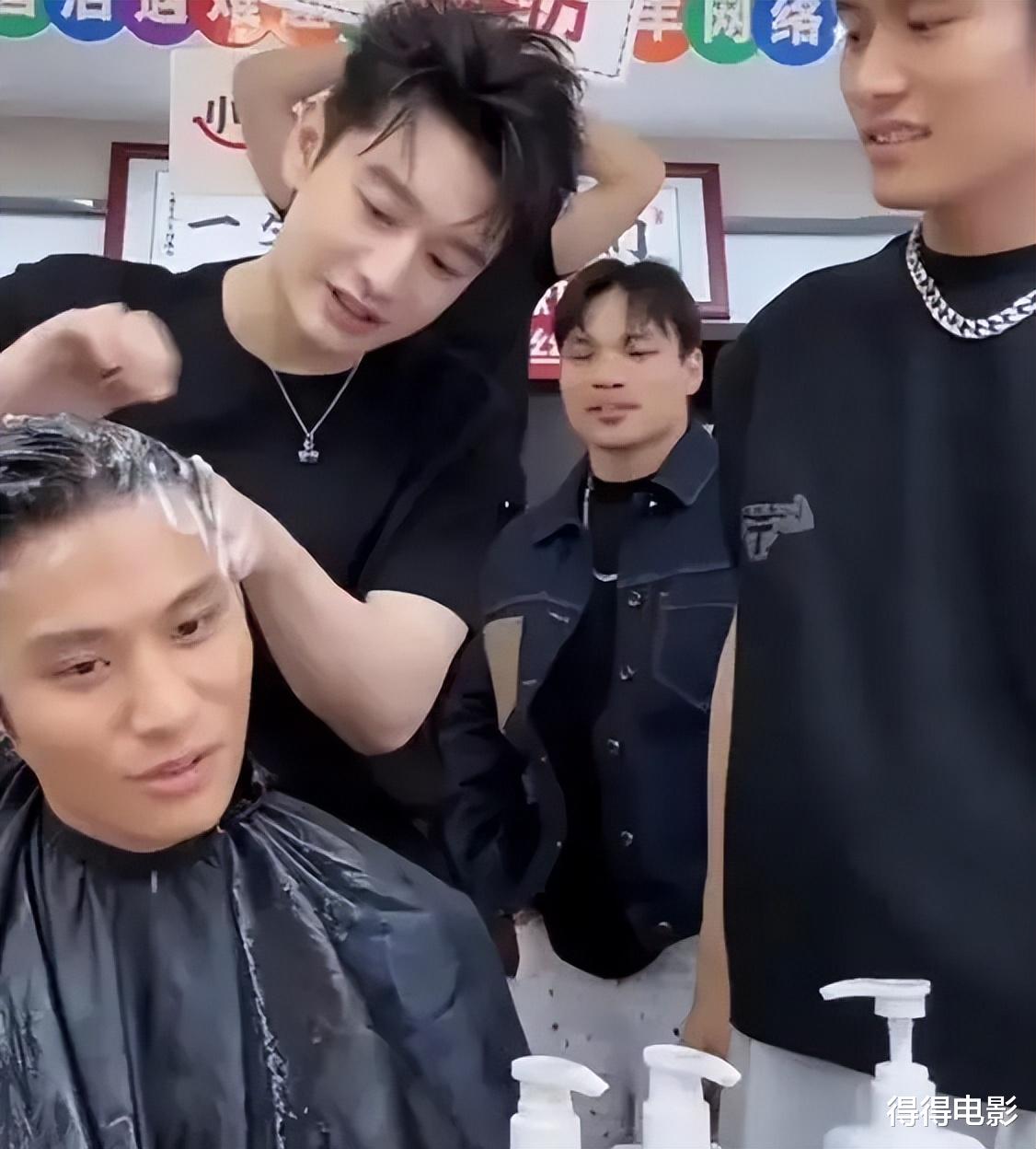 又闹大了!多家媒体谴责小杨哥低俗,原定直播本人未出现