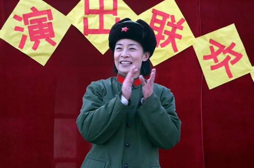 顾艳|演员顾艳回国与母亲团聚,周贤珍坐轮椅出镜,母女挽手画面温馨