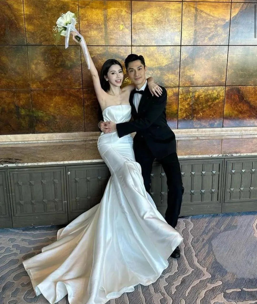 谭咏麟40岁干儿子大婚，和网红空姐交往6年，新娘戴9对龙凤镯