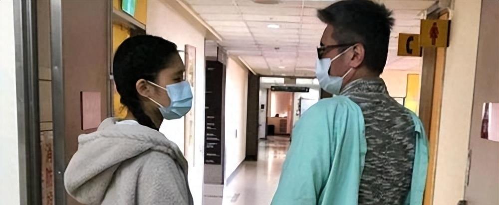 56岁男星一夜白头，将女儿的骨灰做成项链，苦苦追寻“复活”之术