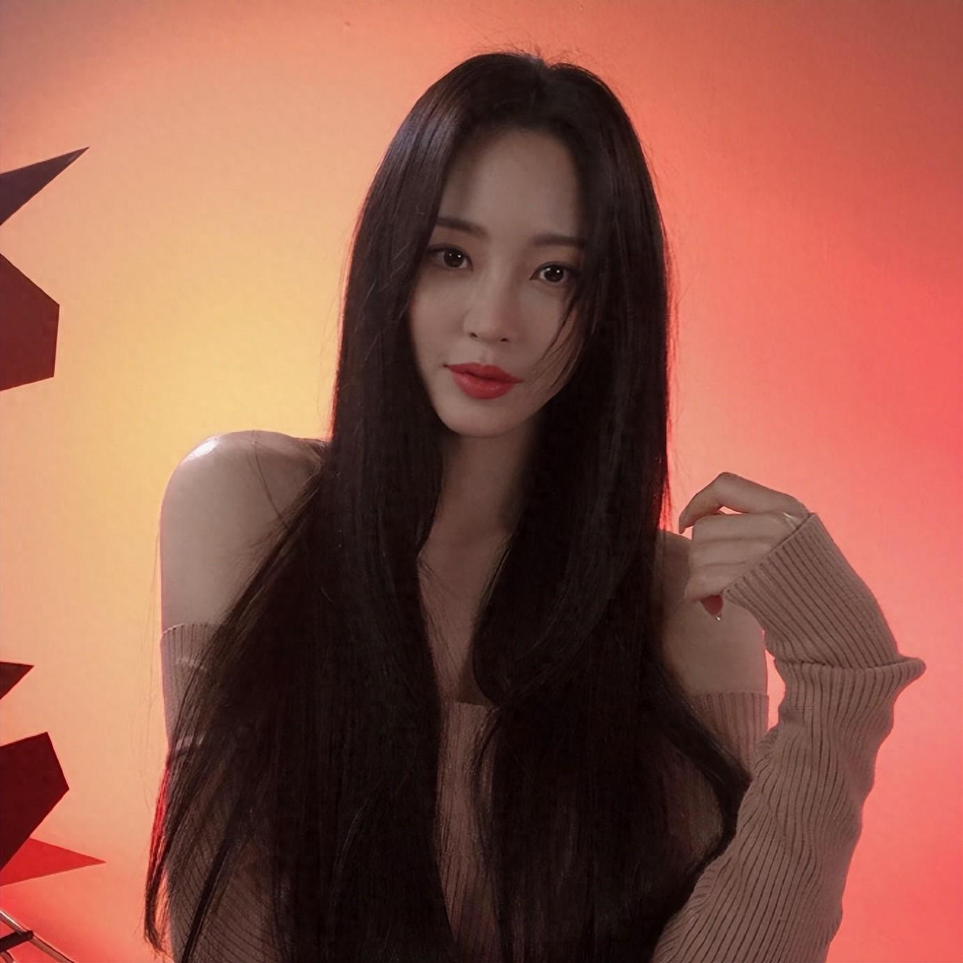 42岁女星承认做了双眼皮，还表示40岁遇到小10岁男友是一生的幸运