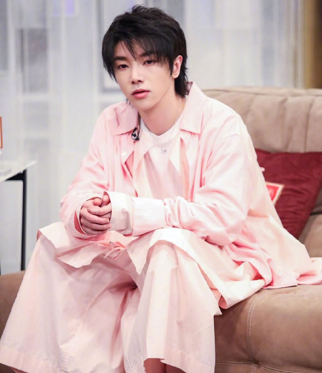 这一次，央视直接点名！名和利都“救不了”华晨宇了！