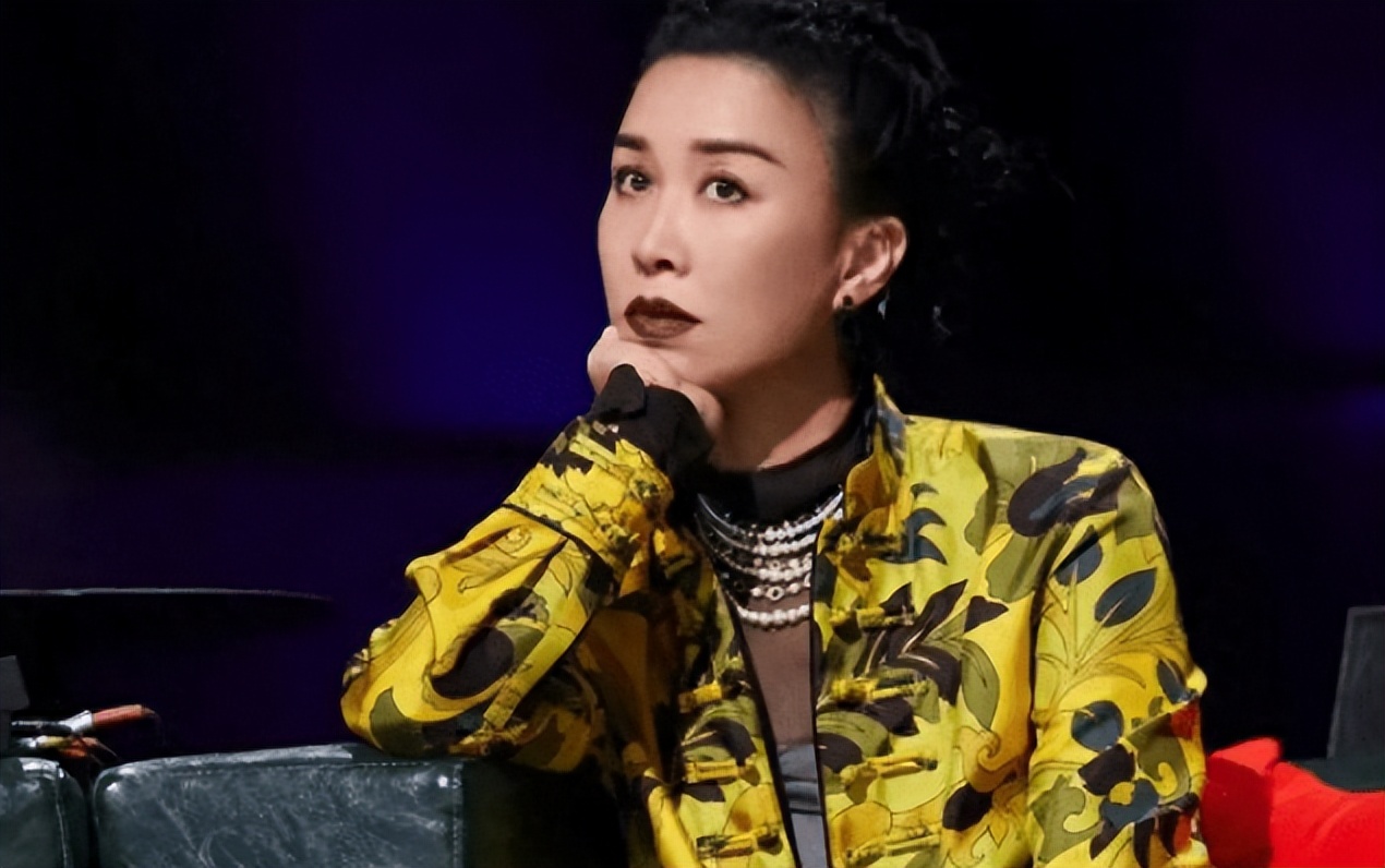 那英新造型曝光,55岁穿大露背上衣引争议,疑为复出突破底线