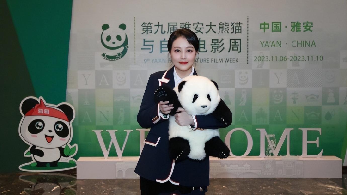 周海媚生前最后一次公开亮相，参加电影周活动，妆容精致少女十足