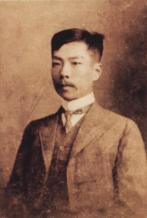 当时章闰水的父亲,在鲁迅家里做长工,而鲁迅的的父亲周伯宜,是周家长