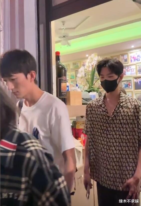 杨洋|31岁杨洋米兰被偶遇,穿花衬衫被嘲太油腻,保镖凶神恶煞引争议!