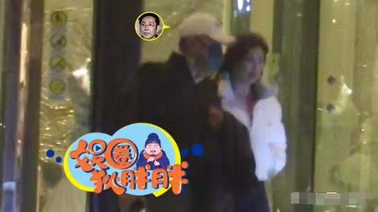 陈道明|67岁陈道明深夜外出聚餐，和身边年轻女性热聊不断，没架子接地气