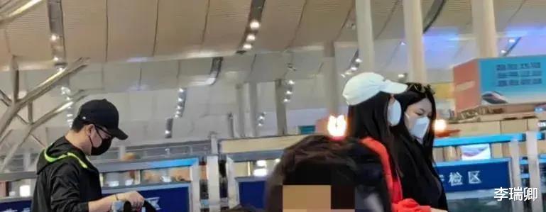 李湘女儿王诗龄回国,出入各大晚宴,平安夜穿高档皮草,跳手指舞