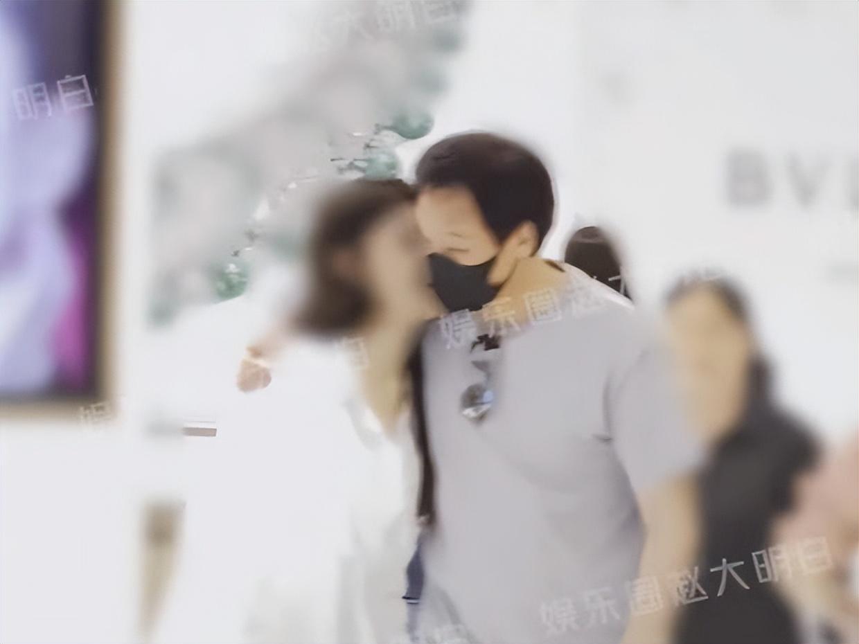 刘亦菲干爹陪小女友买项链,贴心为女方挽发试戴,与杨采钰疑离婚