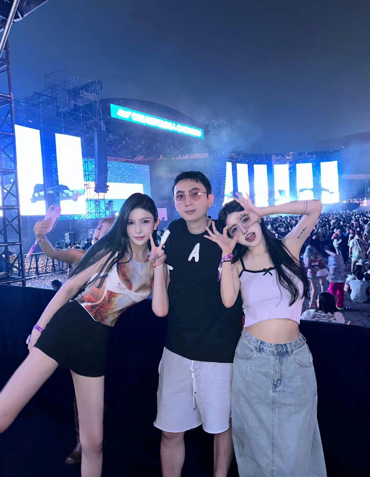 王思聪为网红们亲自烤串!喝2元水热得满头汗,一旁长腿美女吸睛