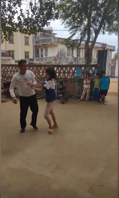 温馨!全红婵回乡探亲一家人玩丢沙包,父亲被五弟打中屁股红姐大笑