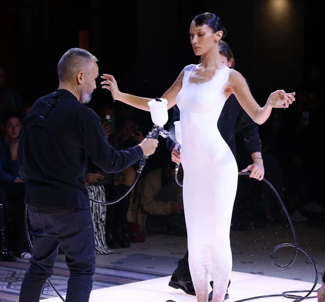 没想到她的神采奕奕也是演出来的?私下精疲力尽的样子真有点惨了!