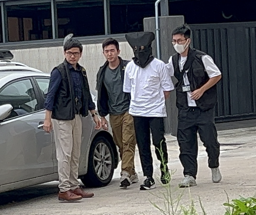 29岁港星疑涉15亿诈骗案被捕，双手被铐戴黑头套，百万豪车成赃物