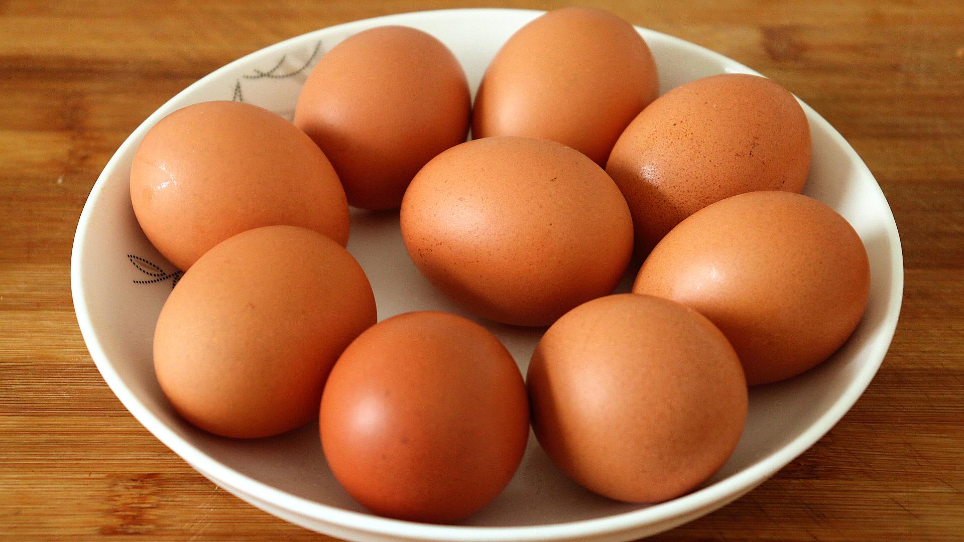 鸡蛋|挑选鸡蛋时,别只会拿大的,牢记这些小窍门,个个皮薄黄大又好吃