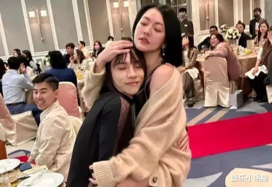 小S投毒画面：唐老师摇头抽搐地上爬，威胁不乖去死，提到蔡依林