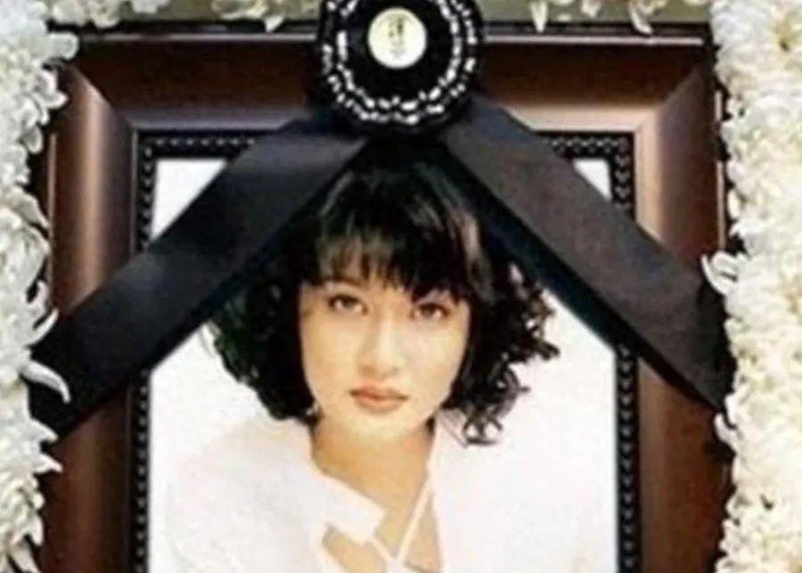 28岁女歌手洗完澡后从23层一跃而下，毁掉她的居然是她打了一个人一巴掌