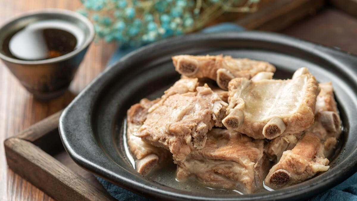 |煮猪肉炖排骨，记住“1泡1放3不放”，肉香汤鲜味道好，还不腥