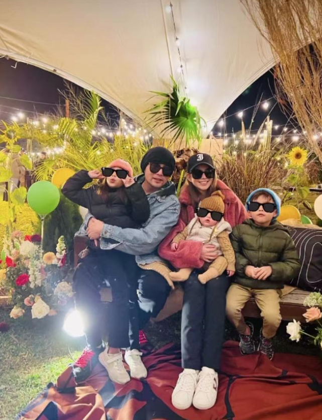 朱军|朱军秀恩爱携妻子拜年,白发明显老太多,谭梅回应未上春晚相关留言