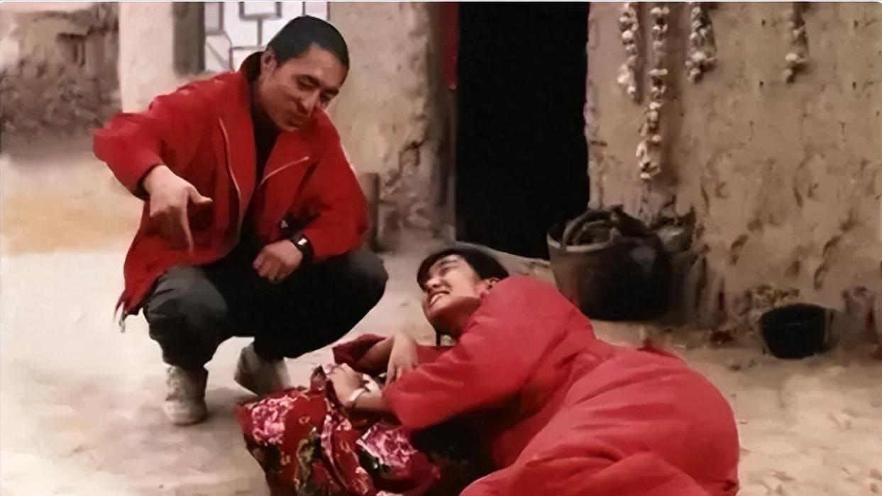 当年，张艺谋借4万元请当地农民种高粱，等到开拍时，他傻眼了