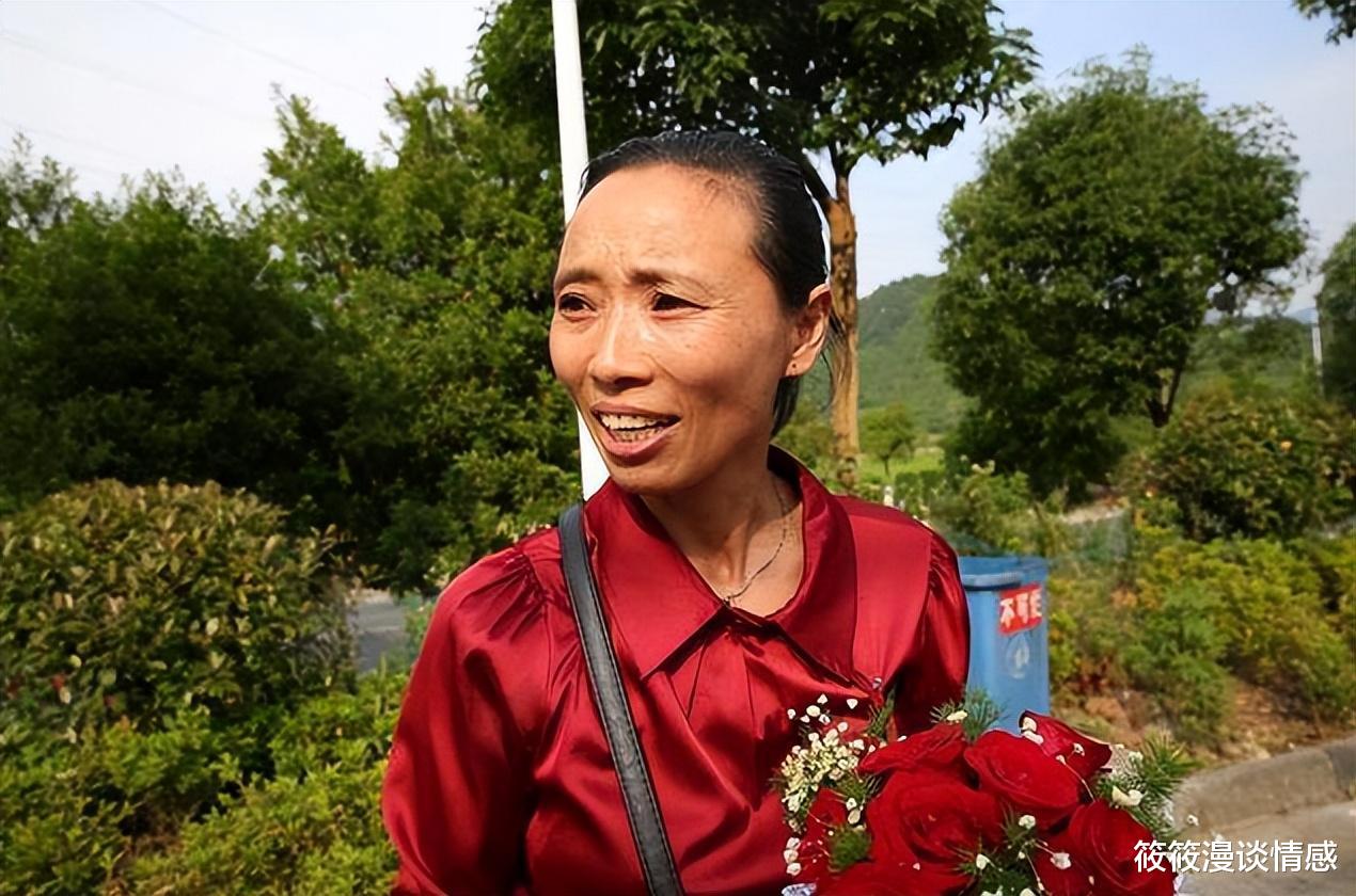 新娘被男闺蜜叫走,回来婚礼散场只剩娘家人:你麦克风没关