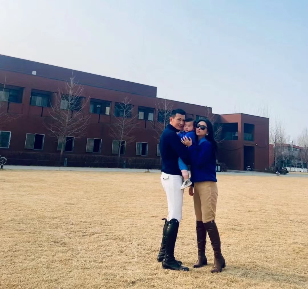 孟德海|朱珠晒马场家庭日,陪老公骑马互动温馨,1岁女儿快赶上爸爸腿长