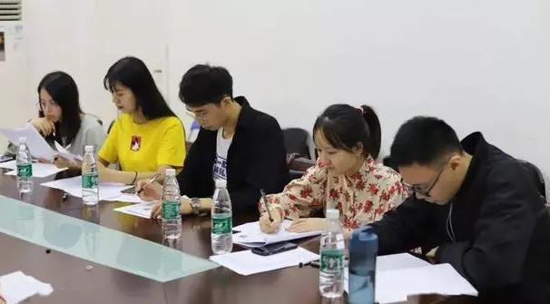 素素|HR扬言：“三无家庭本科生我们不要”，这番话让沉睡的人恍然大悟