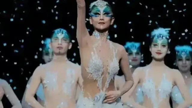 赵丽蓉|打擦边球？杨丽萍孔雀舞引争议：男舞者清凉上阵，网友直呼辣眼睛