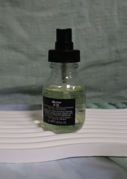 护发精油碰到头皮会导致脱发吗?其实优质护发精油可以抹到头皮