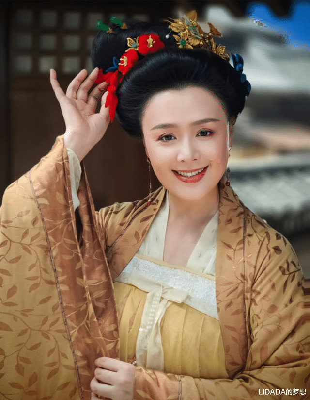 她长得漂亮，演技好，出道23年不温不火，有好老公和帅儿子已知足