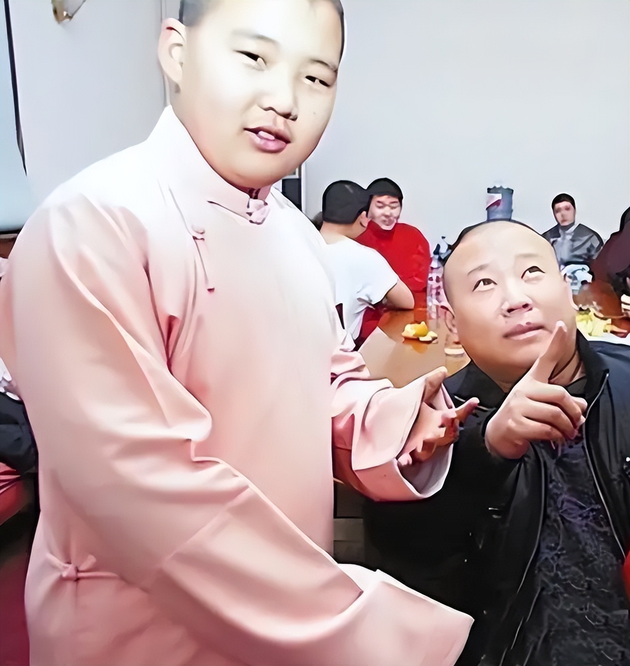 王惠身材发福健康堪忧,与儿子郭汾阳看演出,走路需要助理搀扶