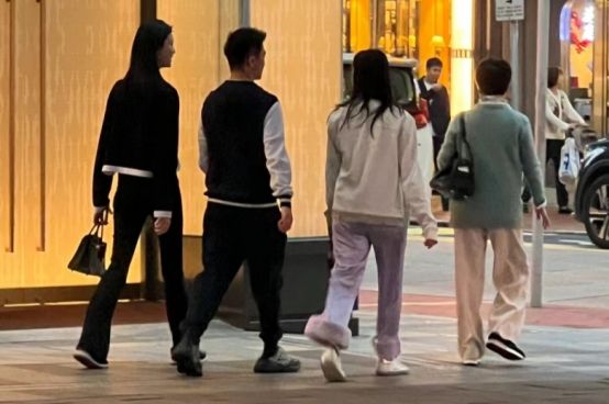 奚梦瑶陪婆家游香港，何猷君紧搂爱妻好恩爱，被赞身材高挑气质好