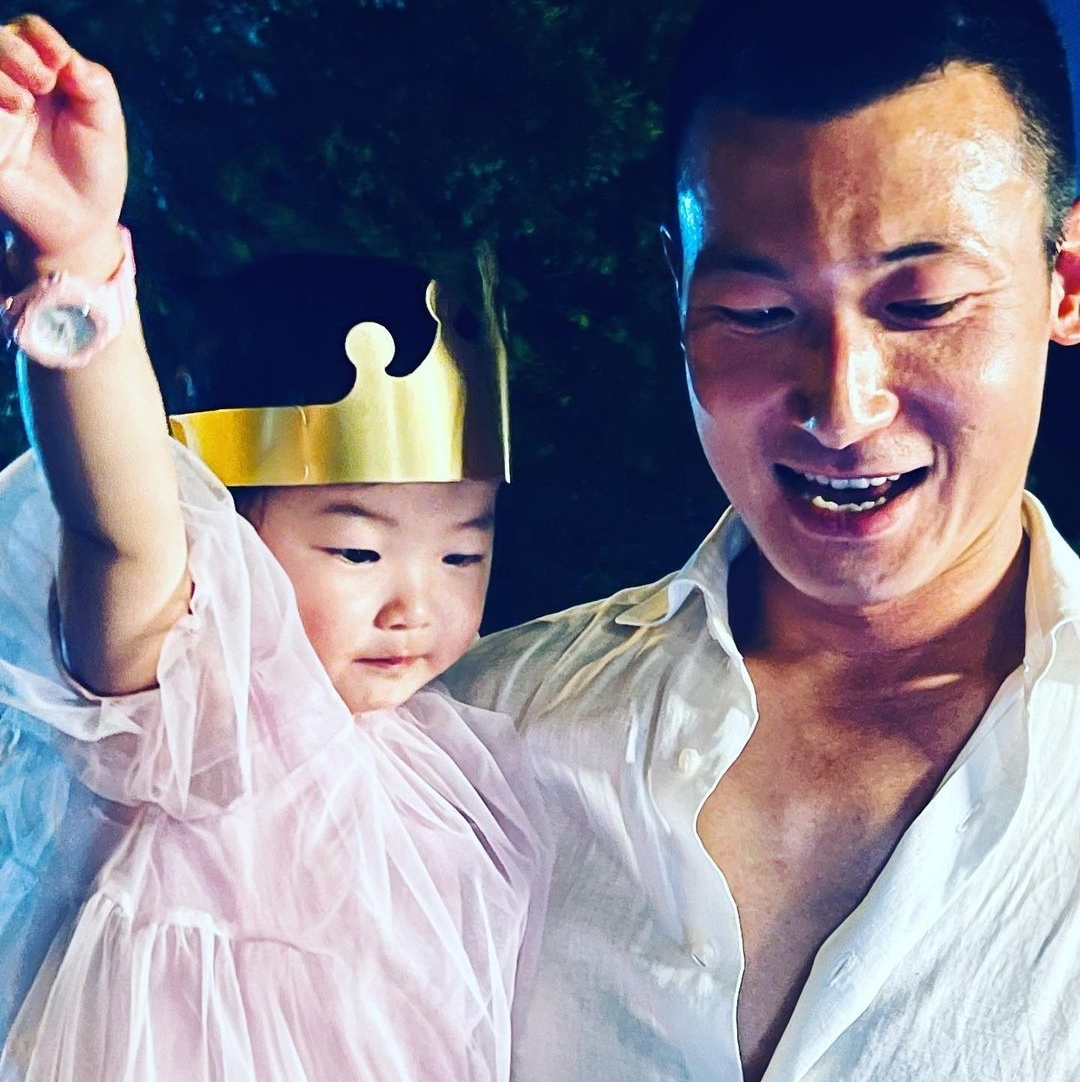 朱珠晒一家三口庆祝39岁生日,罕见与父母同框,富商老爸帅气有型