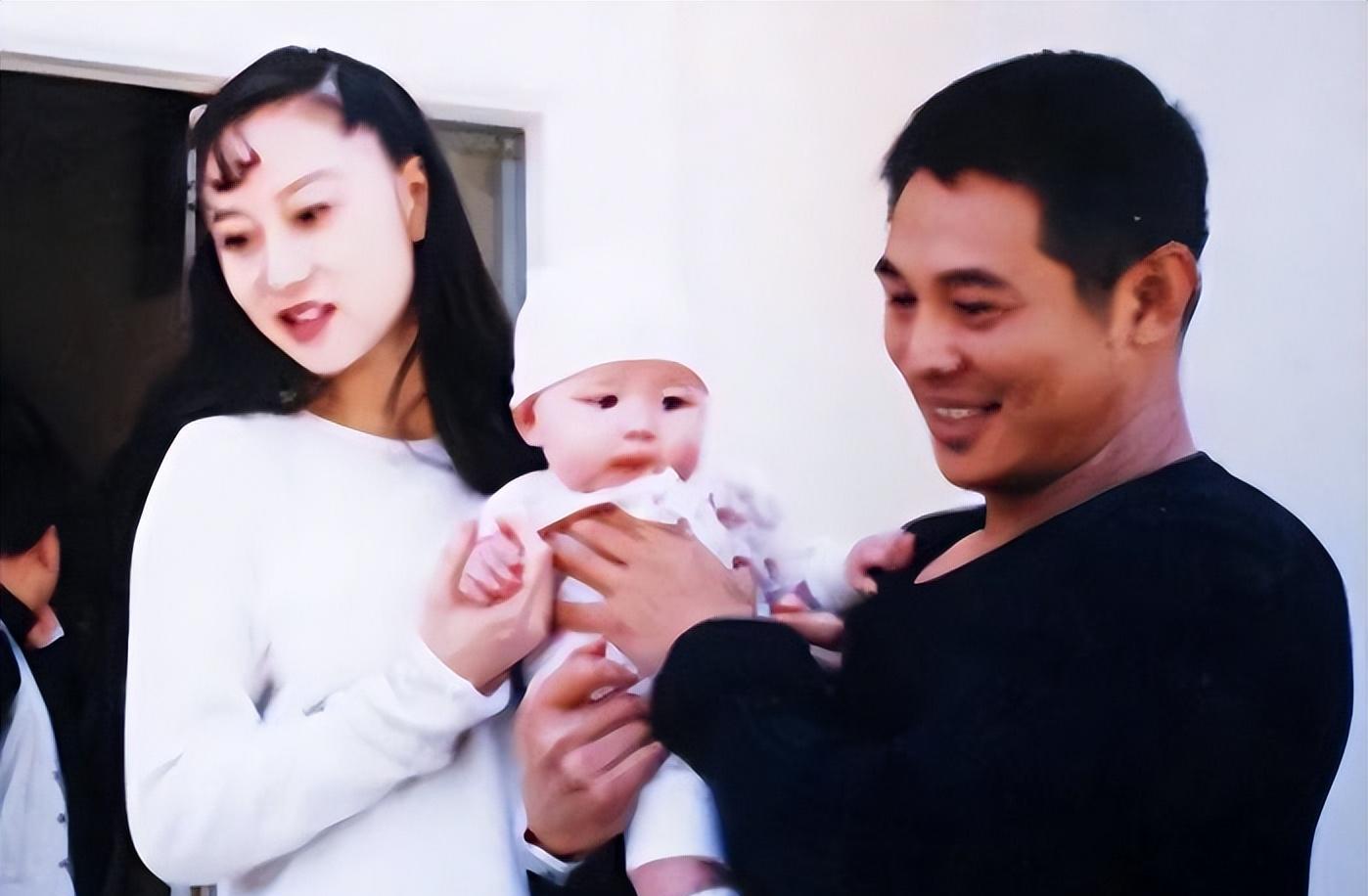 李连杰晒妻子近照，61岁利智衰老似奶奶，62岁黄秋燕仍然美艳动人